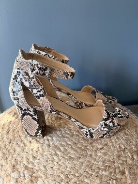 Chinese Laundry Faux Snakeskin Sandals Size 10